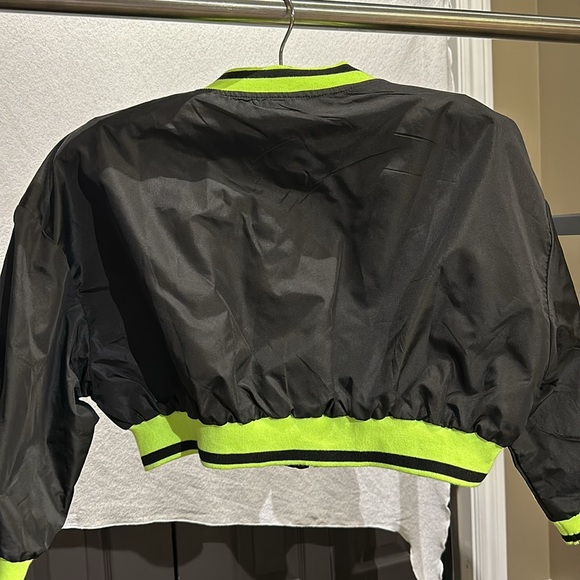 Medium Cropped wind breaker. Black and lime green - Picture 3 of 5